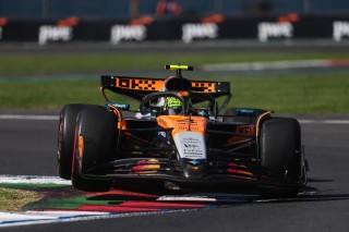 McLaren - Norris tükörsima győzelem után átvette a bajnoki vezetést, Verstappen drámai végjáték után harmadik